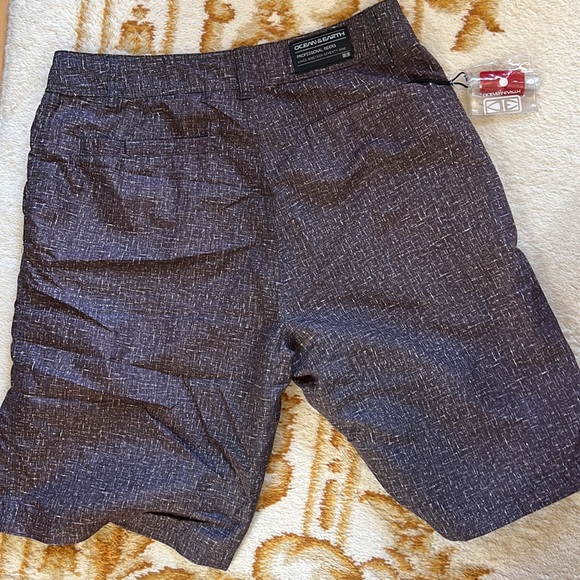 Ocean Earth medium hybrid shorts with attached waterproof carry pouch. - Picture 2 of 6